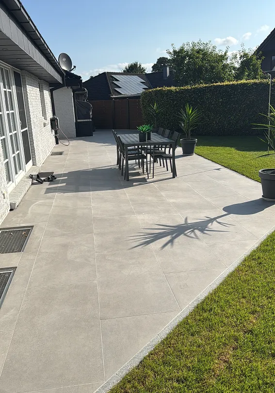 Moderne Terrasse mit Gartenmöbeln