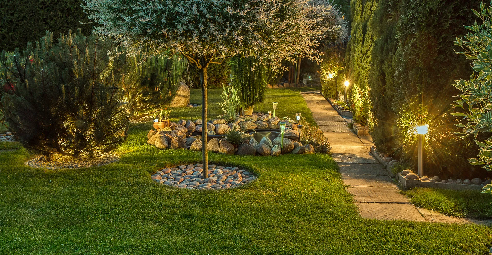 Gartenweg mit Beleuchtung