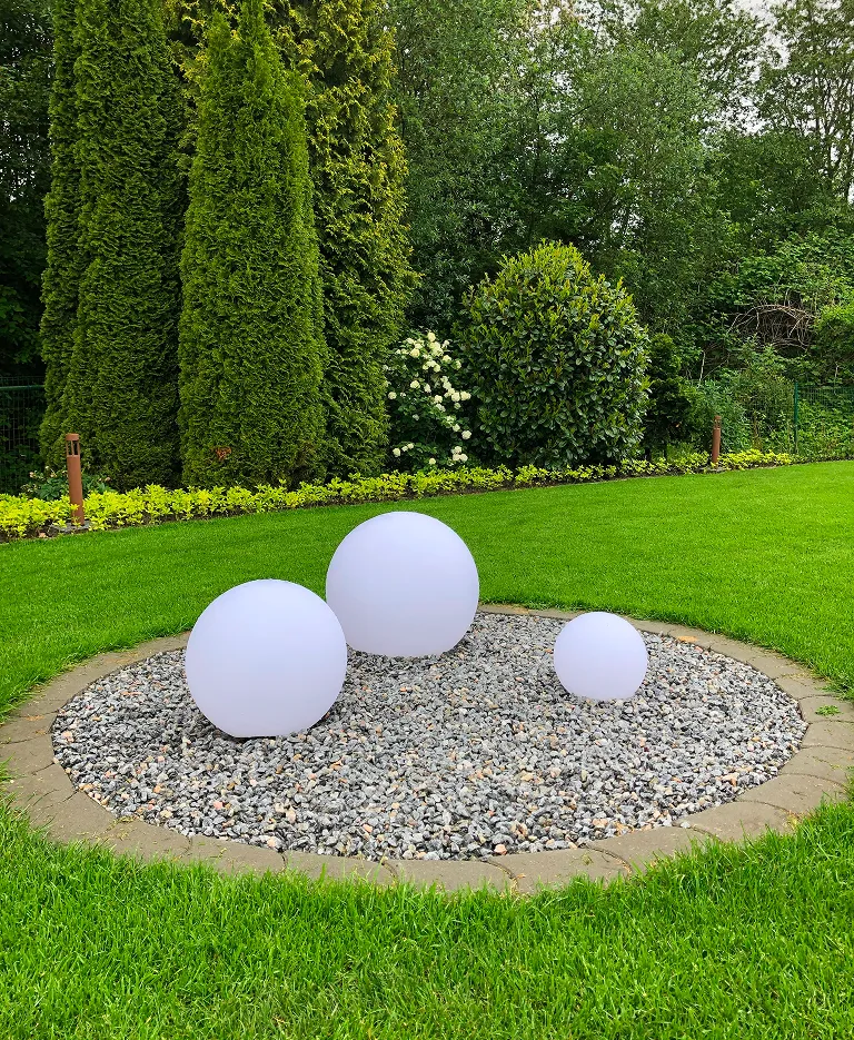 Gartenkugeln auf Kiesschale