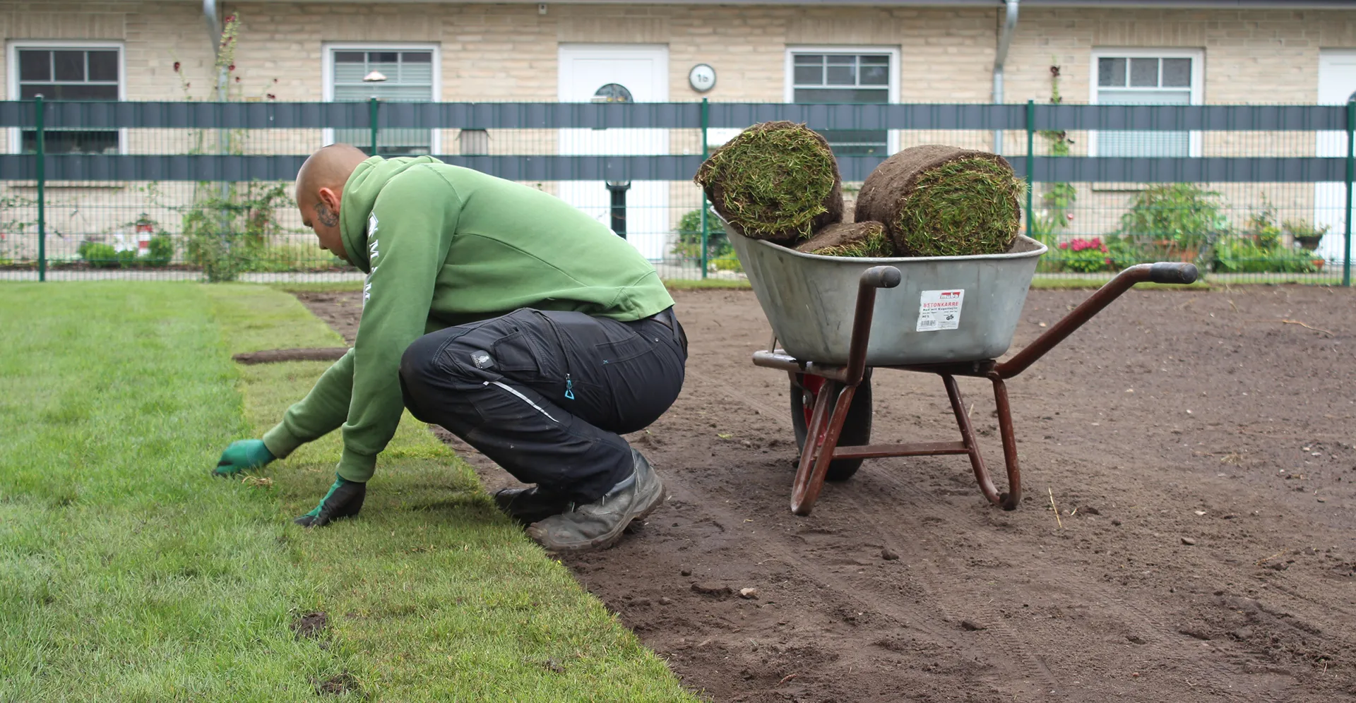 Gartenarbeit Rasen verlegen
